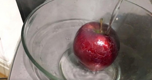 Έριξε Καuτό Νερό σε ένα Μήλο του Εμπορίου και μόλις δείτε τι συμβαίνει στη Φλούδα του, θα Εξοργιστείτε!