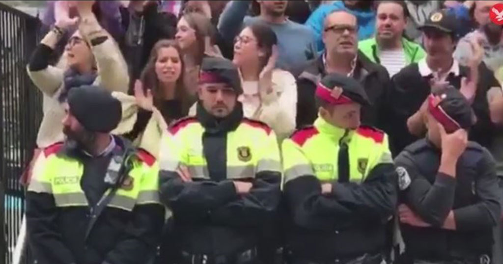 Ξεσπούν σε κλάματα Καταλανοί Αστυνομικοί προστατεύοντας τους διαδηλωτές (Βίντεο)