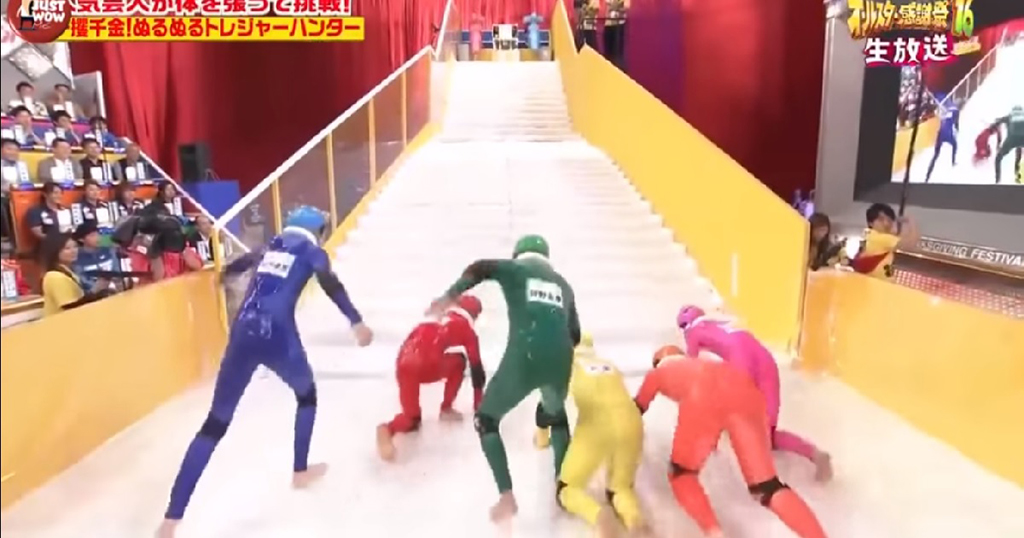 Ιαπωνικό τηλεπαιχνίδι βάζει τους παίχτες να ανεβαίνουν ξυπόλυτοι σε ολισθηρές σκάλες