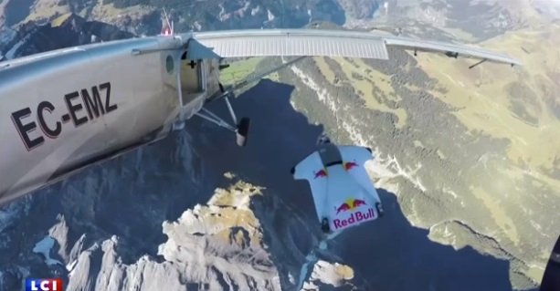 Πήδηξαν από μια κορφή ύψους 4.000 μέτρων και κατάφεραν να προσγειωθούν σε ένα μικρό αεροπλάνο. (Βίντεο)