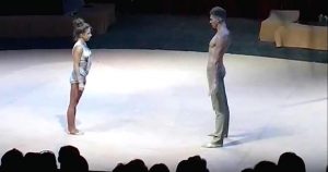 Ζευγάρι χορευτών σοκάρει το κοινό με αυτή την απίθανη ακροβατική χορογραφία