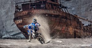 Επικό βίντεο παγκοσμίου πρωταθλητή motocross στο Ναυάγιο της Ζακύνθου