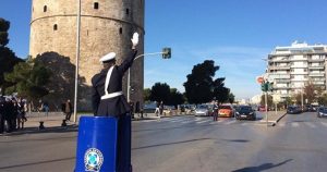 Θεσσαλονίκη: Τροχονόμος σε βάθρο ρυθμίζει την κυκλοφορία όπως τα παλιά χρόνια