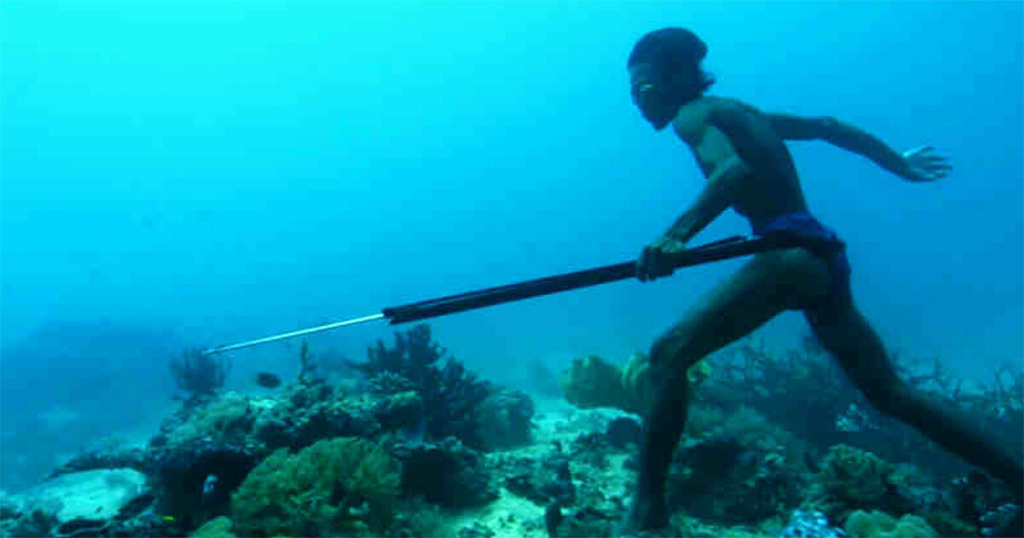 Υπεράνθρωπος βουτάει 20 μέτρα κάτω από την επιφάνεια της θάλασσας για να πιάσει ένα ψάρι
