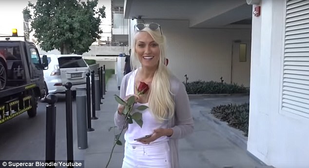 Σύζυγος έκανε δώρο στην γυναίκα του μια Ferrari που είχε μέσα 1.000 τριαντάφυλλα