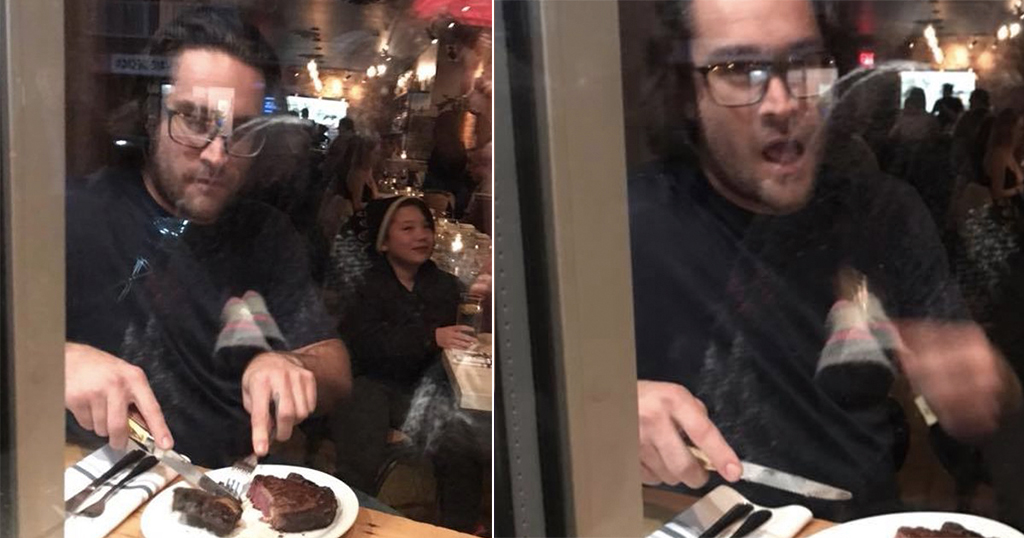 Ιδιοκτήτης εστιατορίου τρώει μπριζόλα μπροστά σε μια ομάδα βίγκαν διαδηλωτών