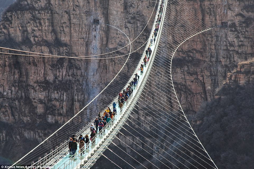 Τουρίστες τόλμησαν και διέσχισαν την μεγαλύτερη γυάλινη γέφυρα του κόσμου