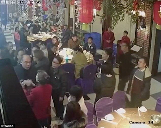 Πελάτες εστιατορίου έσπασαν στο ξύλο σερβιτόρα επειδή άργησε τα φαγητά τους