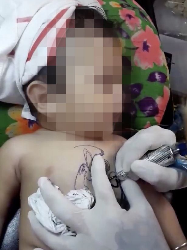 Μωρό κάνει τατουάζ και οι γονείς του το κρατάνε για να μην κουνιέται