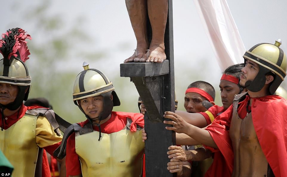 Πιστοί Καθολικοί σταυρώνονται για να εξιλεωθούν στις Φιλιππίνες