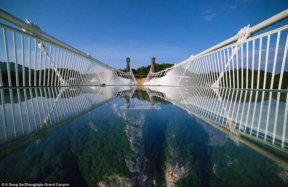 Τουρίστες τόλμησαν και διέσχισαν την μεγαλύτερη γυάλινη γέφυρα του κόσμου