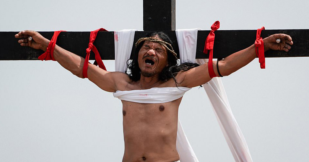 Πιστοί Καθολικοί σταυρώνονται για να εξιλεωθούν στις Φιλιππίνες