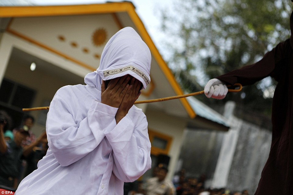 Πόpνη μαστιγώνεται στον τελευταίο δημόσιο ξυλοδαρμό της Ινδονησίας
