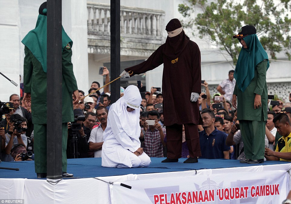 Πόpνη μαστιγώνεται στον τελευταίο δημόσιο ξυλοδαρμό της Ινδονησίας