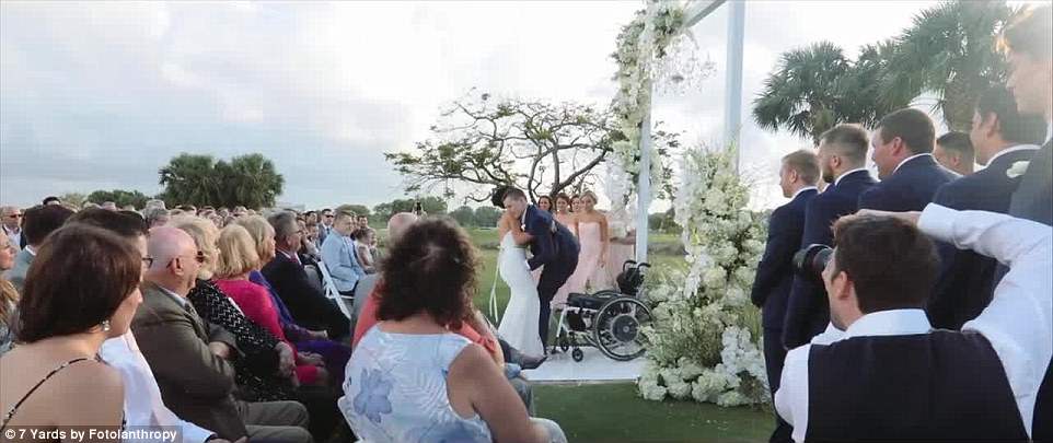 Παράλυτος άντρας εξαιτίας ενός ποδοσφαιρικού ατυχήματος περπάτησε την μέρα του γάμου του