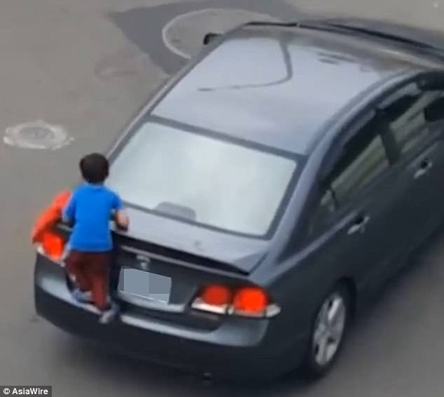 Αγόρι σκαρφαλώνει στο αμάξι της μαμάς του όταν απειλεί να τον αφήσει μόνο του στο πάρκο
