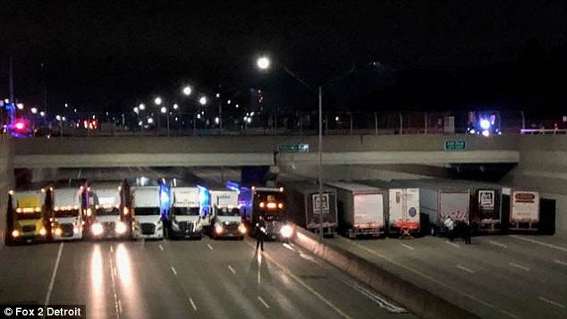 Φορτηγά πάρκαραν κάτω από γέφυρα και σταμάτησαν άντρα από αυτοκτονία