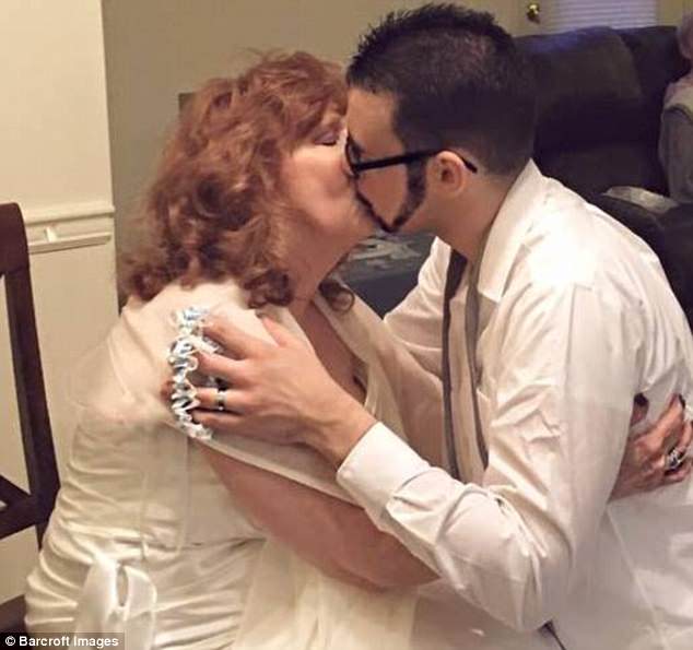 72χρονη γιαγιά παντρεμένη με 19χρονο δηλώνει ότι βρήκε την αληθινή αγάπη