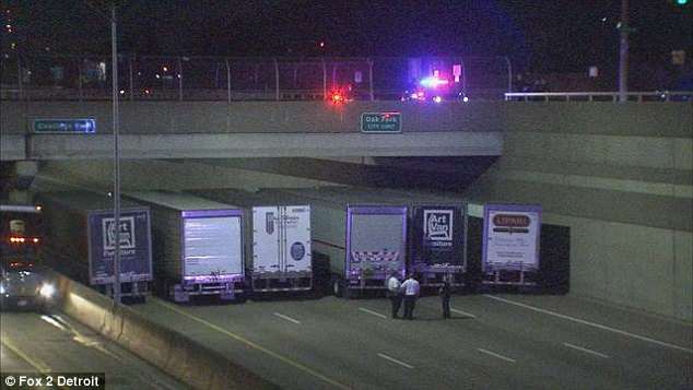 Φορτηγά πάρκαραν κάτω από γέφυρα και σταμάτησαν άντρα από αυτοκτονία
