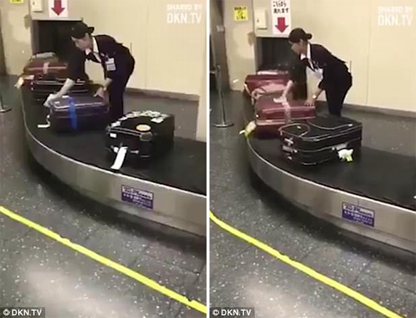 Ιάπωνες εργαζόμενοι καθαρίζουν τις βαλίτσες των επιβατών πριν τις παραλάβουν