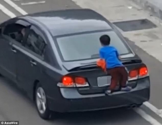 Αγόρι σκαρφαλώνει στο αμάξι της μαμάς του όταν απειλεί να τον αφήσει μόνο του στο πάρκο