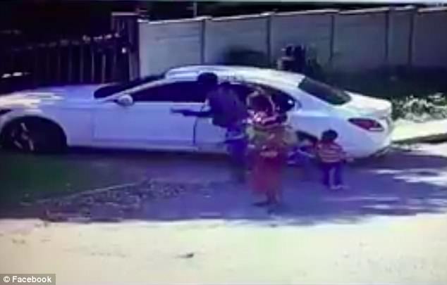 Mercedes με ένοπλους ληστές χτυπά 3χρονο παιδί μπαίνοντας σε σπίτι πλουσίων για να το κλέψουν