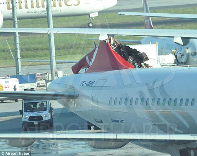 Πιλότος στην Τουρκία δεν είδε το δίπλα αεροπλάνο και του έκοψε το φτερό