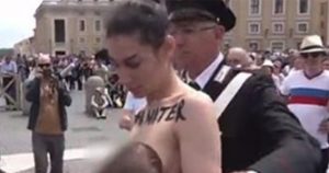 Aστυνομία στο Βατικανού απομάκρυνε γuμνόστηθη μητέρα που θήλαζε το μωρό της
