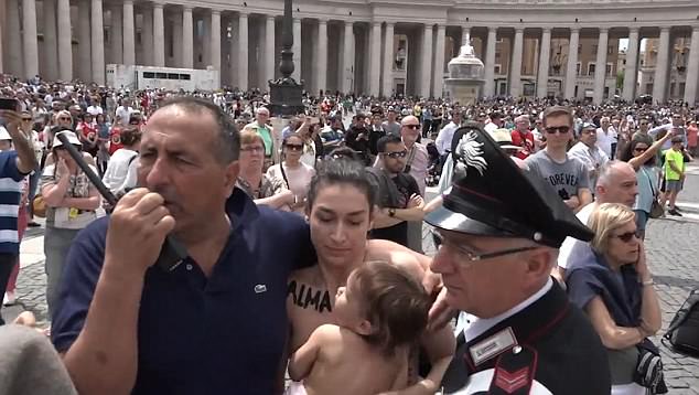Aστυνομία στο Βατικανού απομάκρυνε γuμνόστηθη μητέρα που θήλαζε το μωρό της