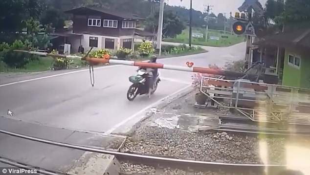 Γυναίκα μοτοσικλετιστής έπεσε από την μηχανή όταν χτύπησε σε σιδηροδρομικό φράγμα