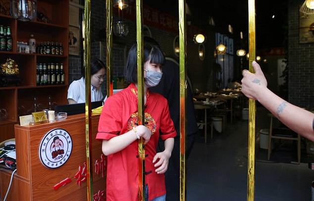 Εστιατόριο κάνει έκπτωση στους αδύνατους πελάτες που μπορούν να περάσουν μέσα από μπάρες