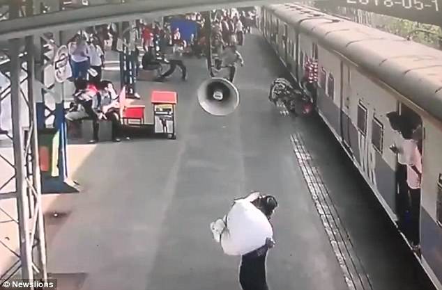 Αστυνομικός έσωσε 5χρονη που έπεσε σε ράγες τρένου που θα την έλιωνε