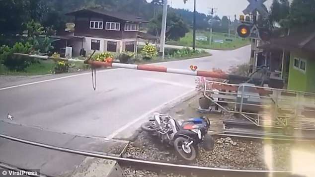 Γυναίκα μοτοσικλετιστής έπεσε από την μηχανή όταν χτύπησε σε σιδηροδρομικό φράγμα