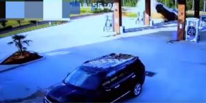 Βίντεο: Γυναίκα οδηγός «θερίζει» αντλίες βενζινάδικου