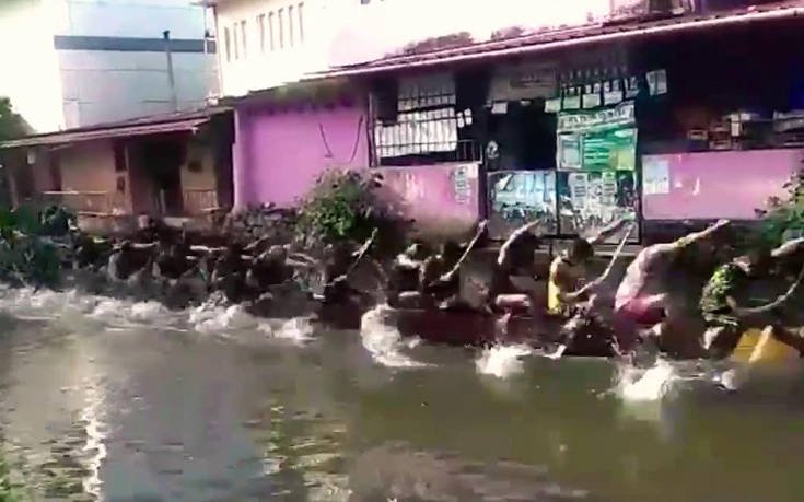 Ινδοί κωπηλάτες κάνουν προπόνηση σε πλημμυρισμένο δρόμο