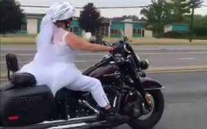 Νύφη πάει στο γάμο μόνη της οδηγώντας Harley