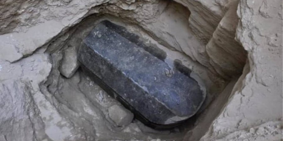 Βρέθηκε "μυστήρια" σαρκοφάγος στην Αλεξάνδρεια της Αιγύπτου (pics)