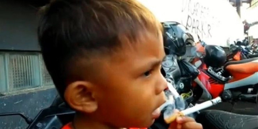 Αγοράκι μόλις 2 ετών καπνίζει 40 τσιγάρα την ημέρα (βίντεο)