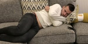 Μεθυσμένος μπήκε σε ξένο σπίτι και κοιμήθηκε στον καναπέ (pic)