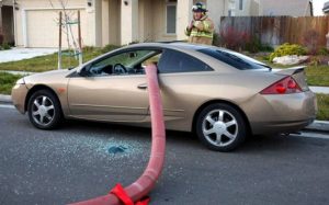 Όταν παρκάρεις μπροστά από πυροσβεστικό κρουνό μπορεί να συμβεί κάτι τέτοιο