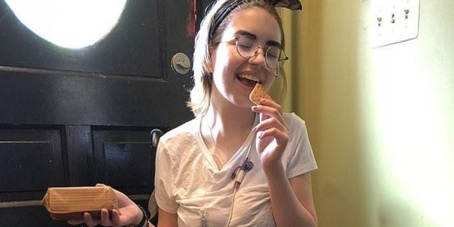 18χρονη τρώει ένα μπισκότο την ημέρα λόγω σπάνιας νόσου