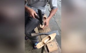 Μαραγκός φτιάχνει ψηλοτάκουνα από μπαμπού
