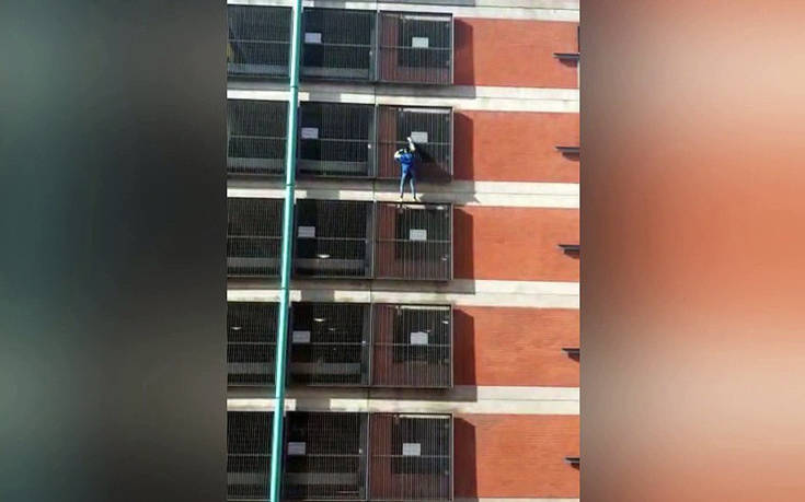 Γυναίκα… Spiderman ανεβαίνει οκταώροφο κτίριο χωρίς ασφάλεια