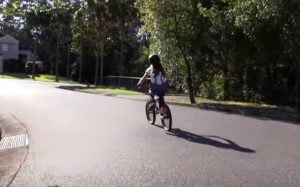 Πιτσιρίκα κάνει το ποδήλατό της να ακούγεται σαν μηχανάκι