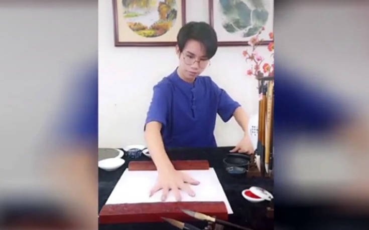 Κινέζος καλλιτέχνης ζωγραφίζει έχοντας σαν πινέλο… την παλάμη του