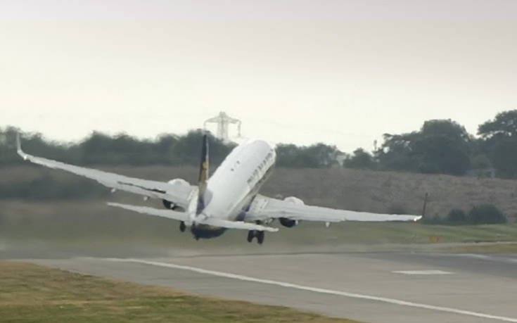 Αεροσκάφος προσπαθεί να απογειωθεί και μοιάζει χάρτινο