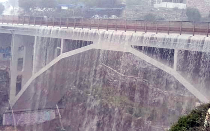 Ισχυρή βροχή μετέτρεψε γέφυρα σε μεγάλο καταρράκτη