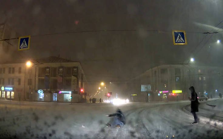 Στη Ρωσία οι πεζοί περνούν και έτσι το χιονισμένο δρόμο