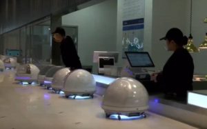 Οι σερβιτόροι-ρομπότ της Κίνας