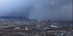 H στιγμή που «τσουνάμι χιονιού» καταβροχθίζει πόλη στην Σιβηρία